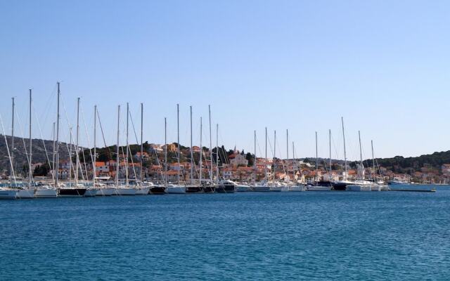 Seafront apt With Terrace, 4 Bedrooms and Mooring