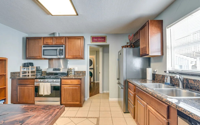 Convenient Galveston Home < 1 Mi to Beach!
