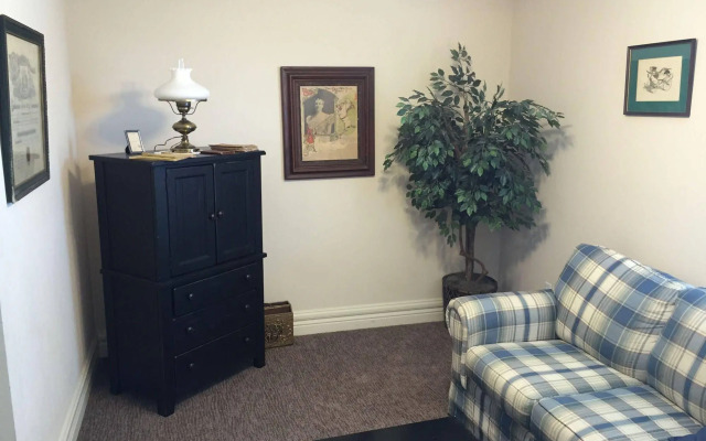 Hermann Crown Suites