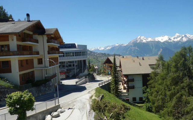 Apartment With Breathtaking Hill View