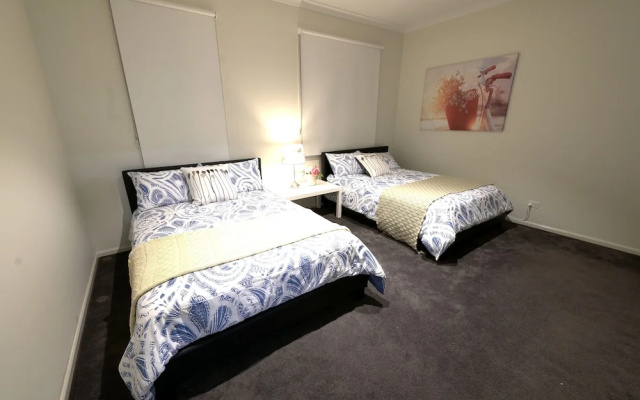Luxury 9 BRM House in Melbourne – Guest Rooms – Melbourne