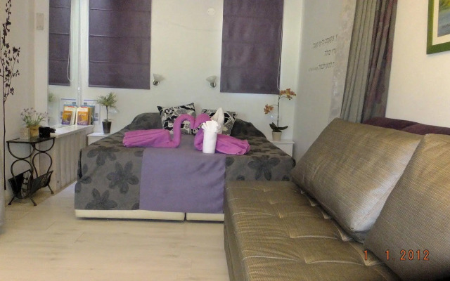 Nuriel Fruit & Guest House