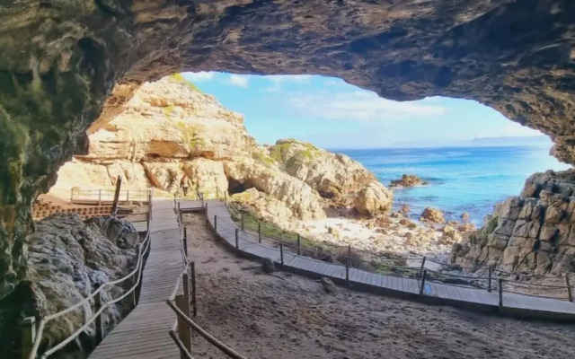 Casa Balena - Gansbaai seafront accommodation, back-up power