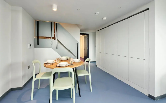 Elegant Two-bedroom Apartment in Vibrant Poplar