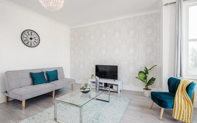Luxury Apartment 2bed & Parking - East London - by Damask Homes