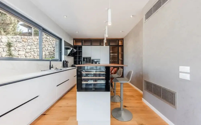 Villa Serenity Luxury Lakeside Manor