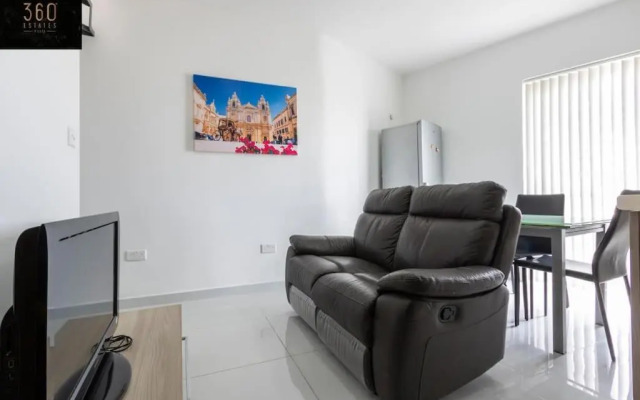 Spacious, 1BR duplex off UNI/Hospital with WIFI by 360 Estates