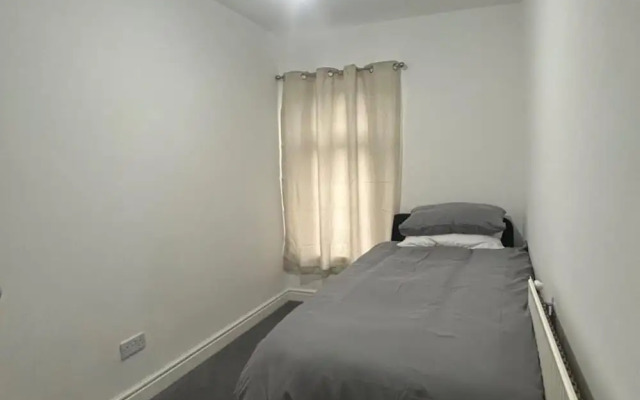 Modern Cosy Spacious 4 Bedroom House