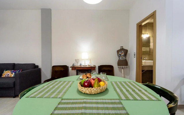 Renovated one bedroom flat in Kerameikos with courtyard by bnbPLUS