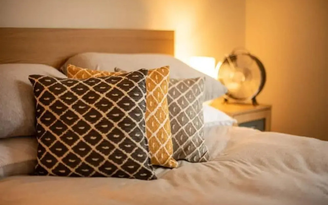 Urban Couples Retreat Apart- Pool Table & Balcony