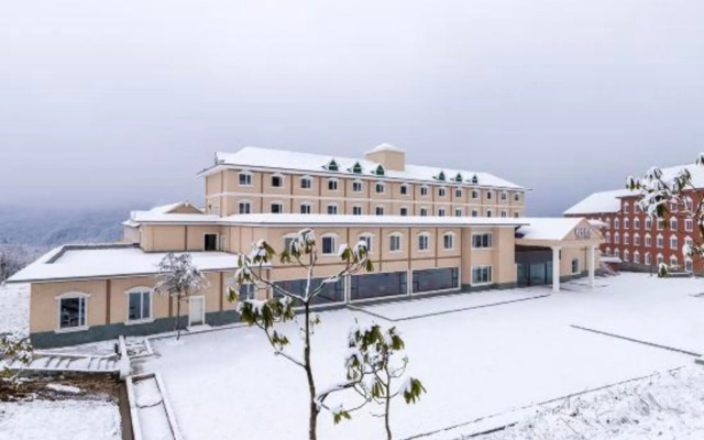 Xiling Snow Mountain Maple Leaf Hotel