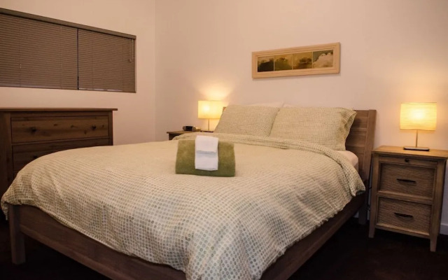 83mf - Lakeside - Hot Tub - Bbq - Dock - Sleeps 4 2 Bedroom Home by RedAwning