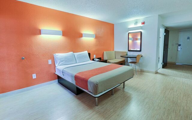 Motel 6 Addison, TX - Dallas