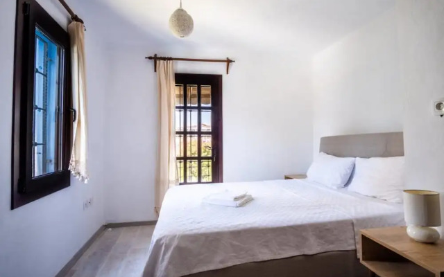 Astonishing Villa With Pool Near Tilkicik Bay