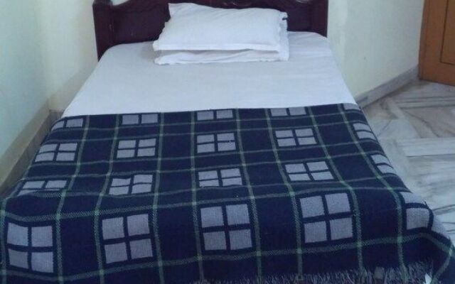 Iroomz Krishna Grand Inn