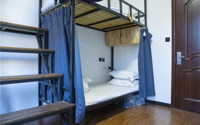 Zeako Youth Hostel