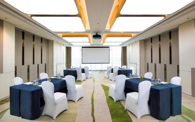 Holiday Inn Zhengzhou Riverside by IHG