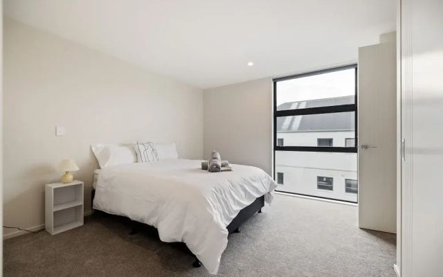 Group and Family Friendly - 3 Bedroom Townhouse with Garage