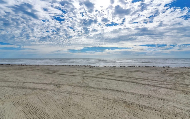 Steps to Beach: Vibrant House in Galveston!
