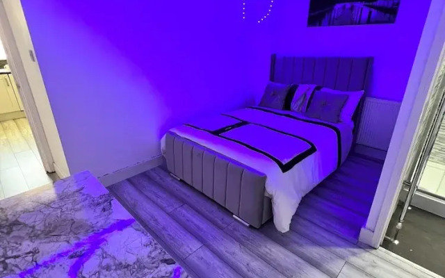 Gillingham - 3 Beds - Sleeps 6 - Garden - Wifi