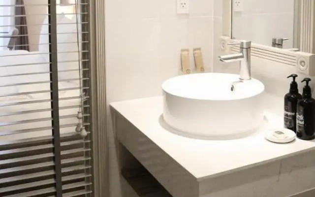 Charmaine's Hotel & Apartment