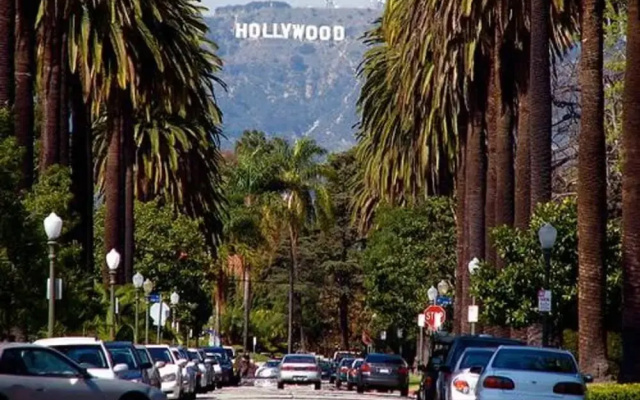 Stylish Getaway W Pool GYM Parking 10 Min to Cedar