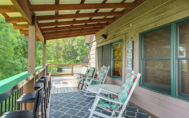 Sevierville Cabin w/ Hot Tub & Mountain-view Deck
