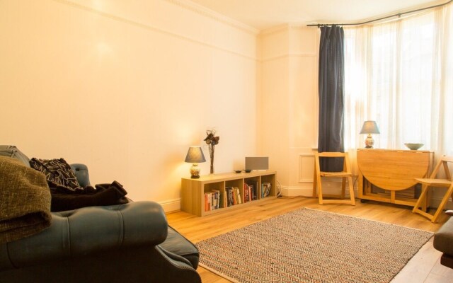 Bright and Spacious 1 Bedroom Flat With Garden