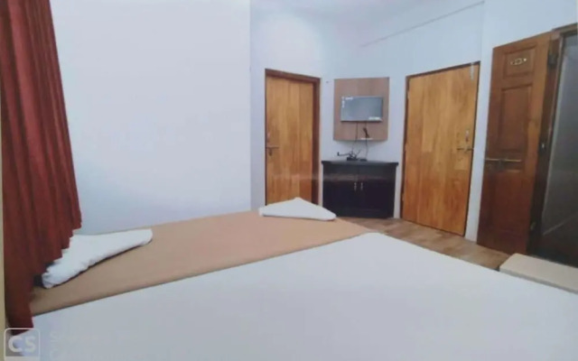 Rajhuns Deluxe Lodging