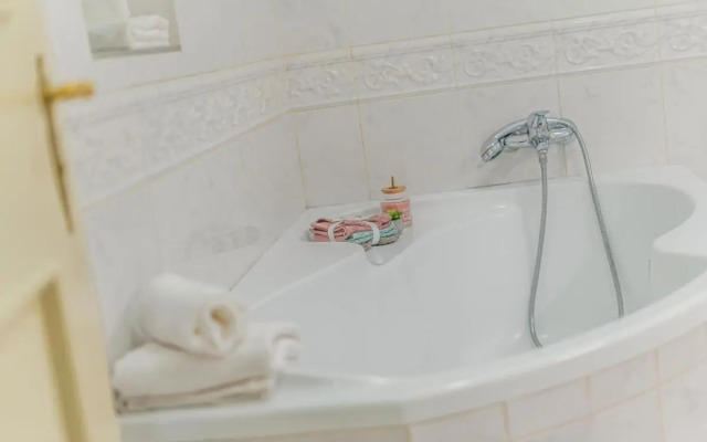 Spacious Apt at Mala Strana, Charles Bridge 3min