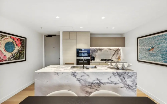 Jewel Luxury Beachside 2-bed With Water View