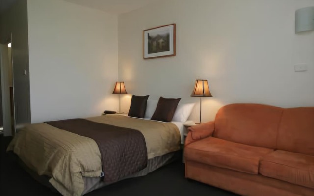 Shoreline Hotel
