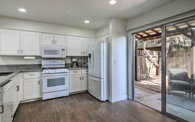 Comfy Bakersfield Townhome - Fire Pit & Patio