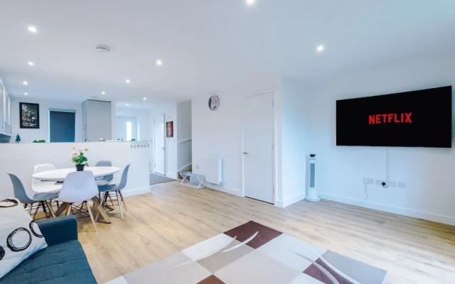 Stunning 3-bed House in Salford