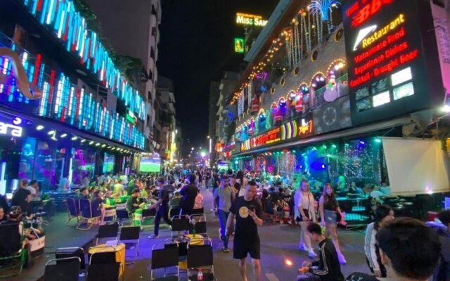 REM Rivergate Garden Pool Signature Apartments