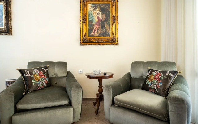 Theoni Central Apartment