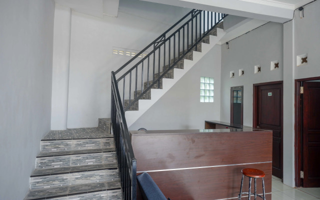 RedDoorz near Patung Kuda Solo Baru