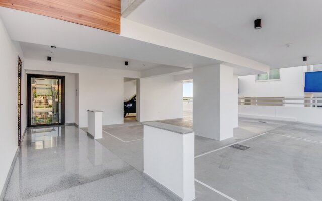 Sanders Crystal 2 - Humble 1-bdr Apt With Shared Rooftop