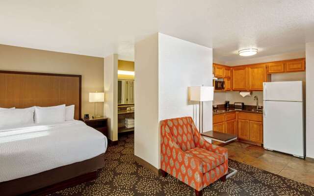 La Quinta Inn & Suites by Wyndham Las Vegas Red Rock