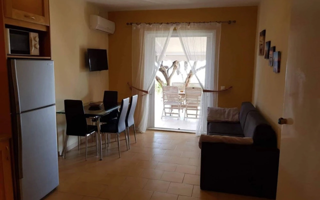 Menigos AB4G no50 Beachfront 2 Bdr Apt