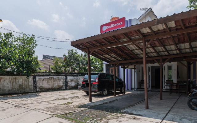 RedDoorz near Terminal Bubulak Bogor