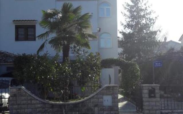 Apartment Slisko with Terrace and Garden