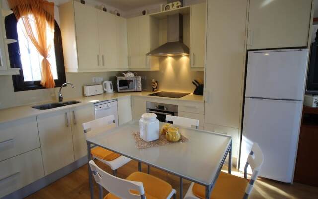 Comely Holiday Home in Empuriabrava With Barbecue