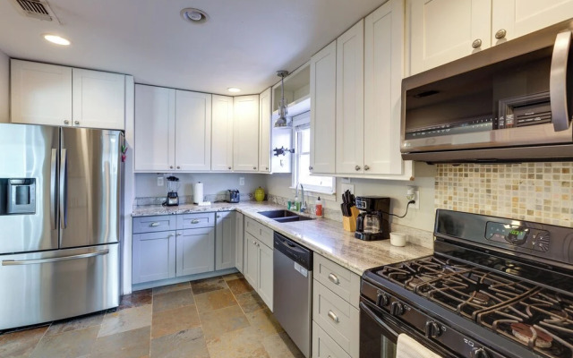 Near Beach & Attractions: Home in Galveston!