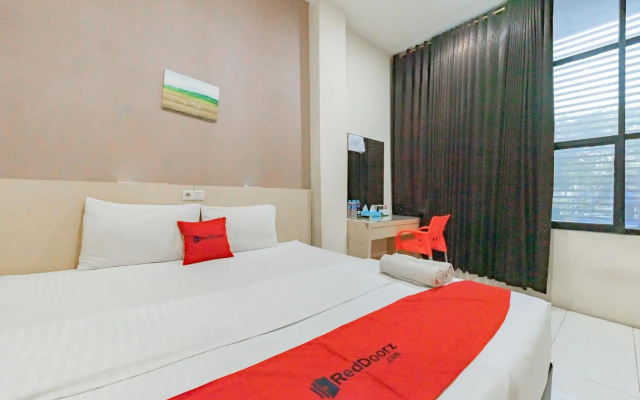 RedDoorz near Pasar Tarapung Siring Banjarmasin – Guest Rooms – Banjarmasin