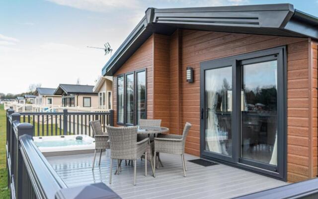 Lilac Lodge with Hot Tub