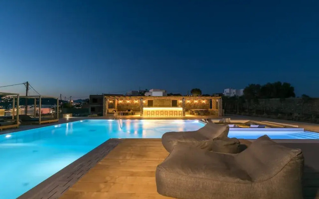 Villa With Resort Style Pool