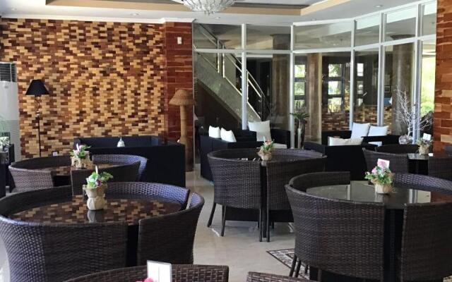 EM Royalle Hotel & Beach Resort