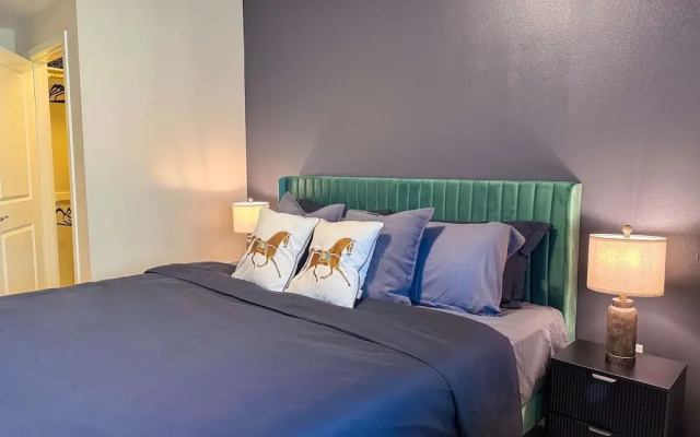 Modern Comfort W Pool GYM Parking 10 Min to Cedars