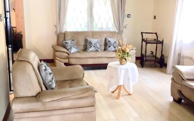House With 4 Bedrooms in Flic en Flac, With Pool Access, Enclosed Gard